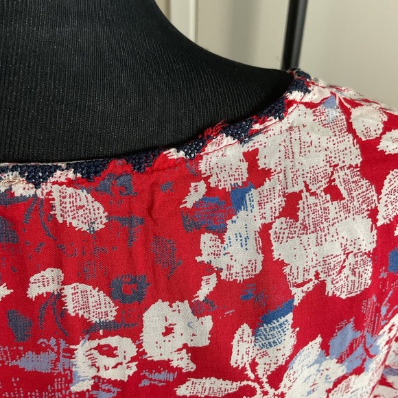 20. Lucky Brand Red and White Graphic Cap Sleeve Blouse Size Medium - Picture 7 of 9
